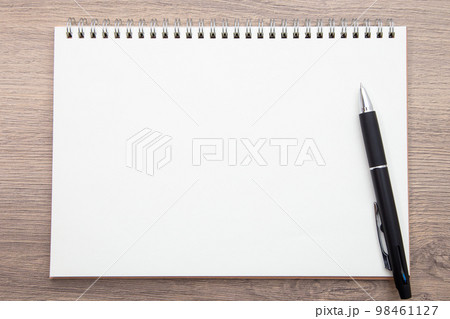 ノートとボールペン 98461127