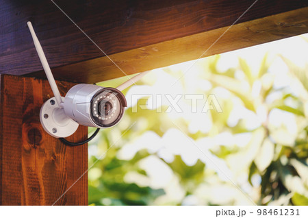 Wireless ip camera monitors an house to prevent theft 98461231
