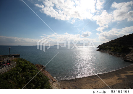 道の駅 みつ(御津)・魚菜屋(ととなや)前の播磨灘と海岸 兵庫県たつの市御津町室津 道の駅 みつ(御津)・魚菜屋(ととなや)前の播磨灘と海岸 兵庫県たつの市御津町室津 98461463