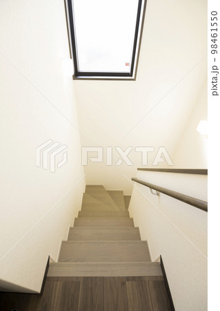 戸建て新築の2階へ上がる階段 戸建て新築の2階へ上がる階段 98461550