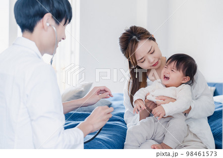 家を訪問したドクターに診てもらう赤ちゃん 98461573