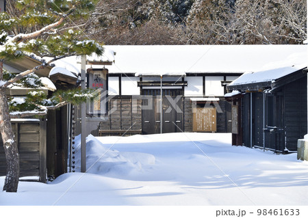 冬の北海道松前町で松前藩屋敷の復元施設の雪景色を撮影 98461633