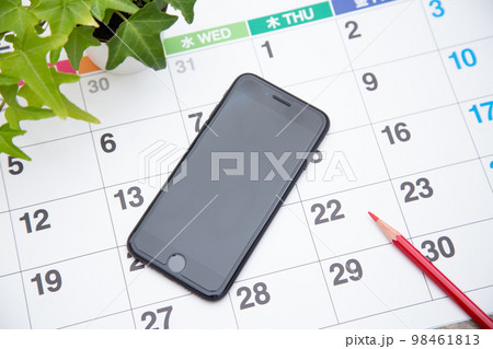 カレンダーとスマホと赤鉛筆 98461813