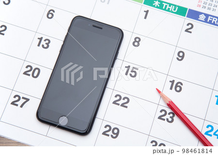 カレンダーとスマホと赤鉛筆 98461814