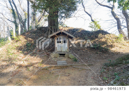 雹留山の山頂(東京都立秋川丘陵自然公園) 雹留山の山頂(東京都立秋川丘陵自然公園) 98461973