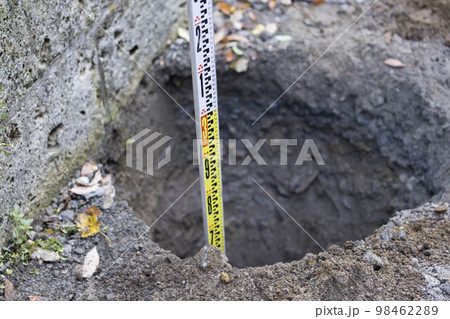 電柱を立てる穴の深さを測るシーン アルミスタッフ 電柱を立てる穴の深さを測るシーン アルミスタッフ 98462289