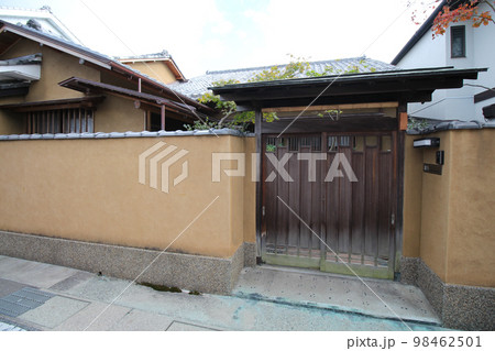 龍野のまちなみ 美しい門構えの和風の平屋建ての邸宅 龍野のまちなみ 美しい門構えの和風の平屋建ての邸宅 98462501