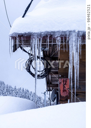 屋根に積もったたくさんの雪とつらら 鳥取県 若桜町 屋根に積もったたくさんの雪とつらら 鳥取県 若桜町 98462521