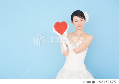 ハートマークをもつウェディングドレスを着た女性 98462675