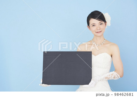 黒板を持つウェディングドレスを着た女性 98462681