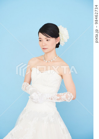ウェディングドレスを着た女性 ウェディングドレスを着た女性 98462734