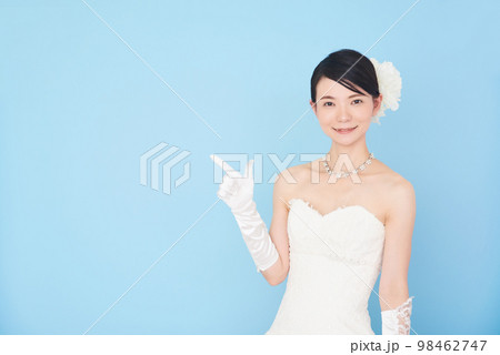 指で指し示すウェディングドレスを着た女性 指で指し示すウェディングドレスを着た女性 98462747