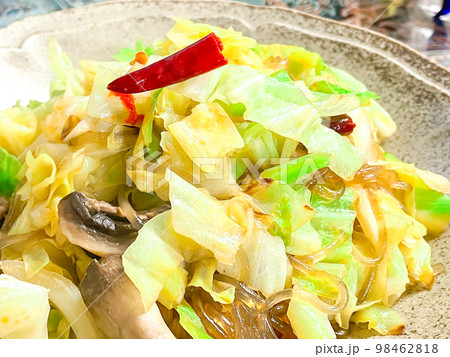 中国家庭料理・キャベツとはるさめの中華炒め（卷心菜粉絲小炒） 98462818