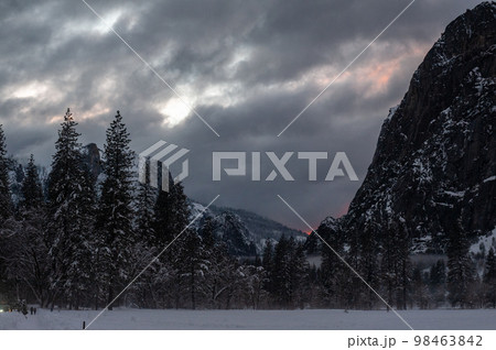 Yosemite valley in Winter 98463842