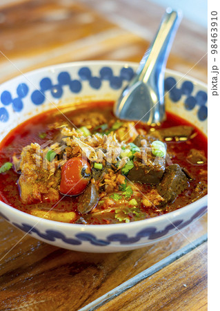 Thai Rice Noodles with Spicy Pork Sauce 98463910