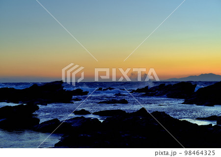 三浦半島　城ヶ島海岸の夕景 98464325