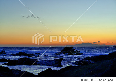 三浦半島　城ヶ島海岸の夕景 98464328