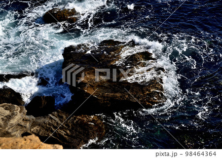 三浦半島　城ヶ島海岸の夕景 98464364