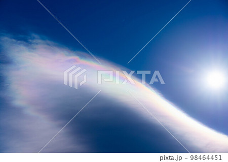 【気象素材】彩雲と青空【長野県】 98464451