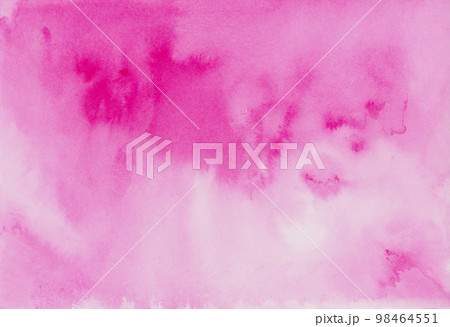 マゼンタの色の滲みが美しい、和紙の質感の背景素材 マゼンタの色の滲みが美しい、和紙の質感の背景素材 98464551