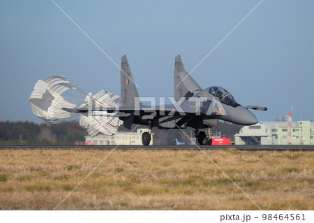 インド空軍スホーイSu-30MKI着陸 98464561