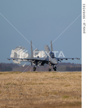 インド空軍スホーイSu-30MKI着陸 98464563