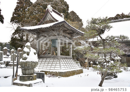 冬の北海道松前町で重要文化財、曹洞宗龍雲院の境内の風景を撮影 98465753