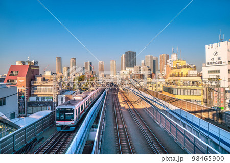 日本の川崎都市景観 夕日を浴びる武蔵小杉のタワーマンション群などを望む 日本の川崎都市景観 夕日を浴びる武蔵小杉のタワーマンション群などを望む 98465900