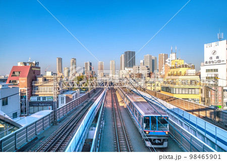 日本の川崎都市景観　夕日を浴びる武蔵小杉のタワーマンション群などを望む 98465901