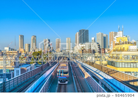 日本の川崎都市景観 夕日を浴びる武蔵小杉のタワーマンション群などを望む 日本の川崎都市景観 夕日を浴びる武蔵小杉のタワーマンション群などを望む 98465904