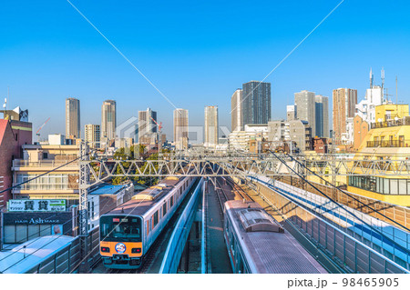 日本の川崎都市景観 夕日を浴びる武蔵小杉のタワーマンション群などを望む 日本の川崎都市景観 夕日を浴びる武蔵小杉のタワーマンション群などを望む 98465905