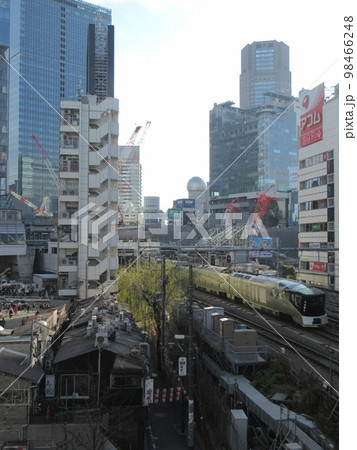 渋谷のんべい横丁と渋谷駅を通過する豪華クルーズトレイン四季島 渋谷のんべい横丁と渋谷駅を通過する豪華クルーズトレイン四季島 98466248