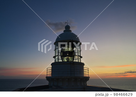 《京都府》晴れの日の夜明け、経ヶ岬の風景 98466629