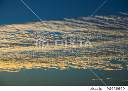 青空と秋の雲 98466660
