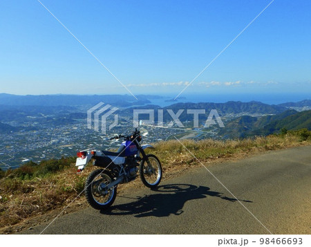 オフロードバイクで山間へ出かける 98466693