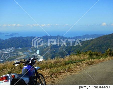 オフロードバイクで山間へ出かける 98466694
