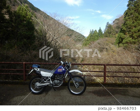 オフロードバイクで山間へ出かける 98466703