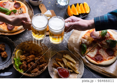 ランチとビールを楽しむ 98466811