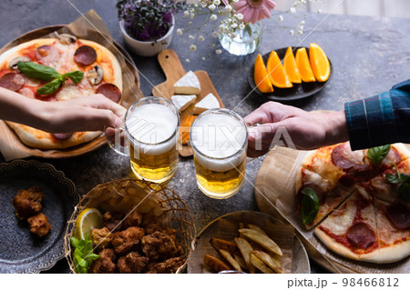 ランチとビールを楽しむ 98466812