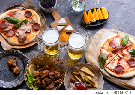 ランチとビールを楽しむ 98466813