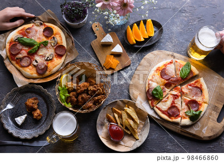 ピザとビールを楽しむ食事 ピザとビールを楽しむ食事 98466860
