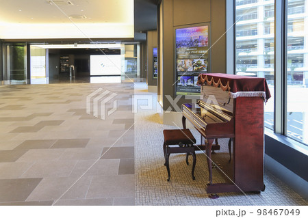 羽田エアポートガーデン　ジャパンプロムナードのストリートピアノ 98467049