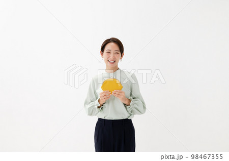 財布を持つ女性 財布を持つ女性 98467355