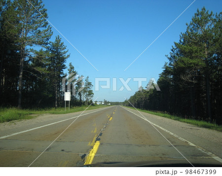 アメリカの道路(ミシガン州アッパーミシガン) アメリカの道路(ミシガン州アッパーミシガン) 98467399