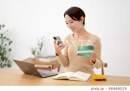 通帳　女性　スマホ 98468029
