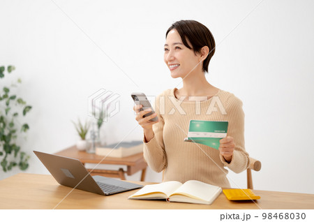 通帳　女性　スマホ 98468030