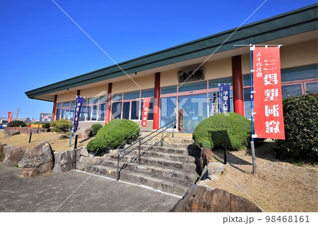 名勝古跡・三段壁洞窟（和歌山県白浜町） 98468161