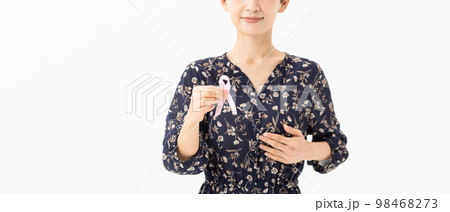 ピンクリボン　女性 98468273