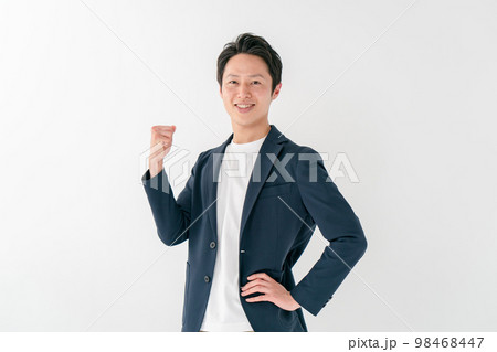 カジュアルビジネス　ミドル　男性　ガッツポーズ 98468447
