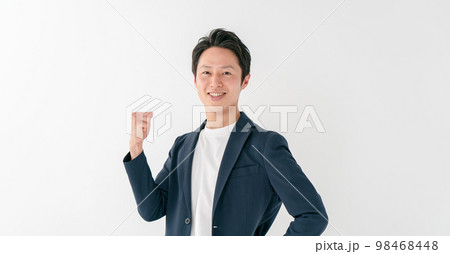 カジュアルビジネス　ミドル　男性　ガッツポーズ 98468448
